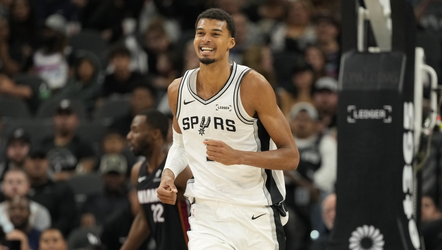 轰38分12板5助5帽，NBA历史首人！被夹懵的文班亚马怎么又行了？