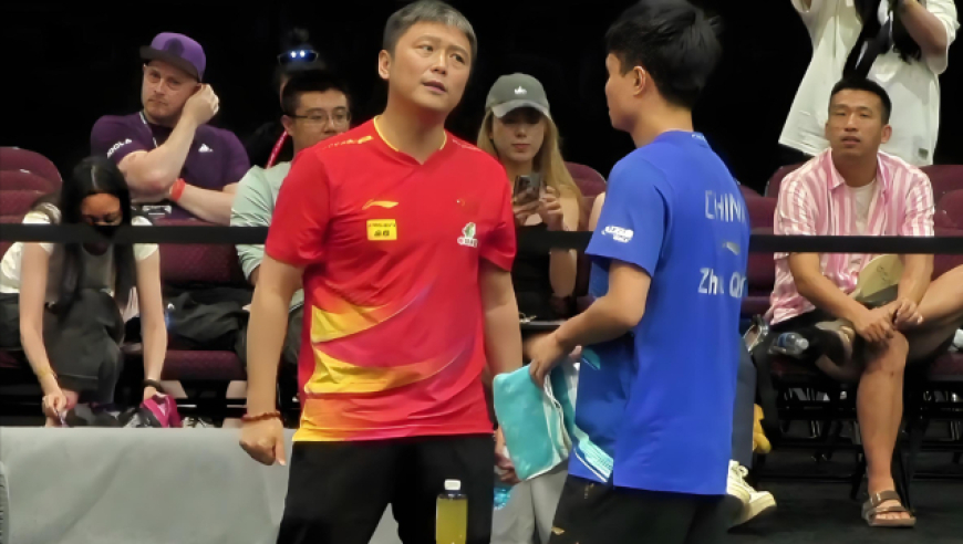 国乒名帅44岁头发花白！两大弟子止步首轮，苦口婆心却无能为力