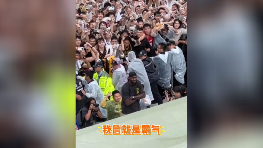 詹姆斯人气不输当年科比，万象城人山人海！球迷一片沸腾，现场氛围太棒了