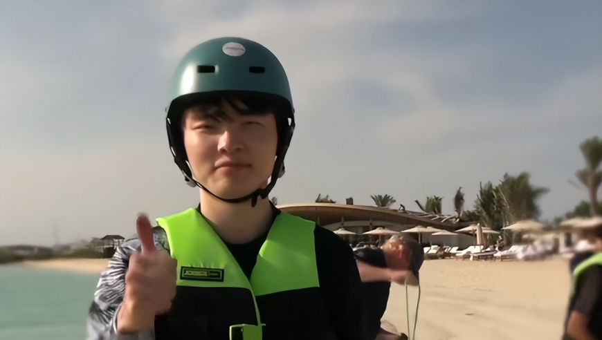 T1全员海边度假，宙斯后悔想重回T1，小吕布自信依旧