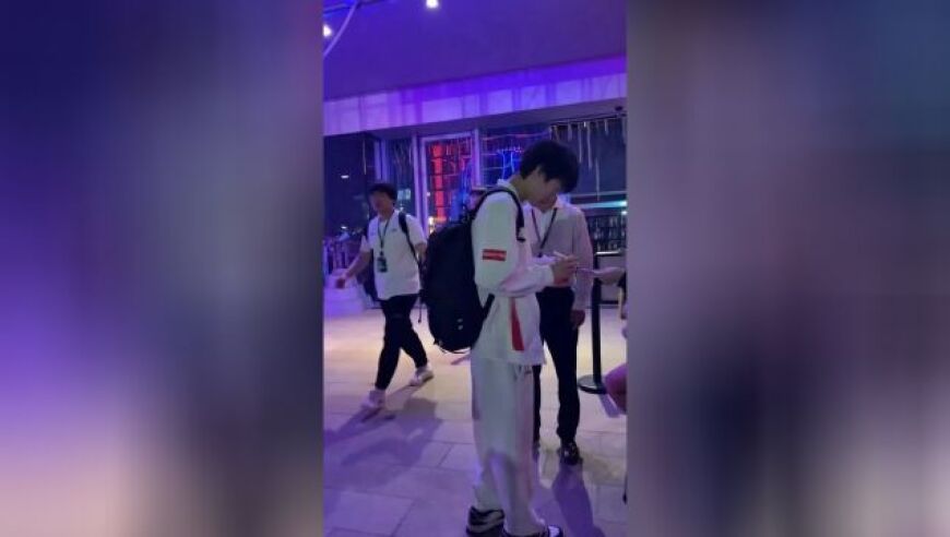 粉丝喊话Shanks不许再打辩论了，Shanks笑着回应：好！