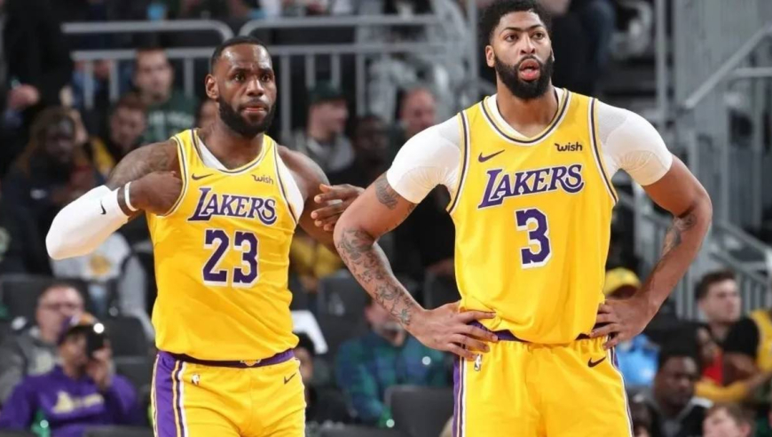 NBA那被对手震惊到的替补席！文班亚马一球让詹眉替补席张大嘴巴