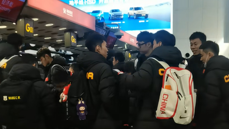 男篮启程日本，现场达14个人，阵容实力引担忧，静待余嘉豪归队！