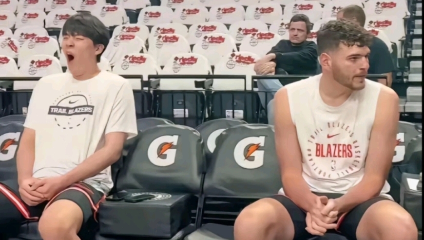 杨瀚森场边打哈欠惹争议，年纪轻轻却像睡不醒，快成下个河升镇了