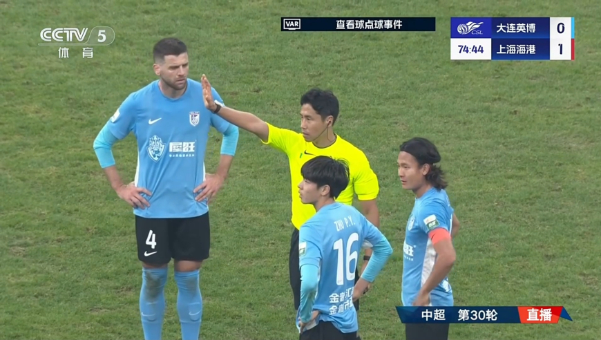 争议时刻！王燊超禁区内疑似手球 VAR介入后并未判罚点球