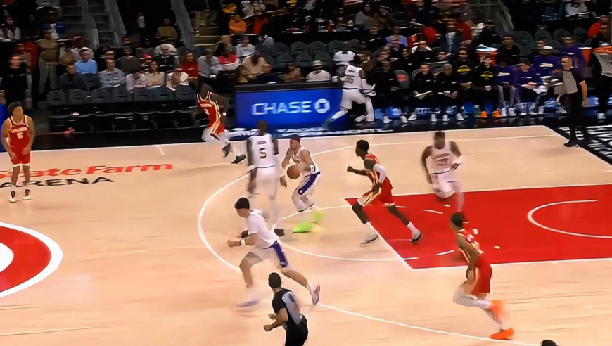 太难了！东契奇被包夹连送助攻连线队友 但反击却被队友艾顿抢断