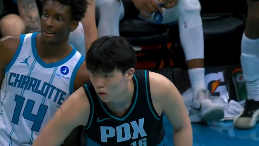 杨瀚森vs黄蜂两分钟全过程：补篮获得首分+篮板 尝试三分出手不中