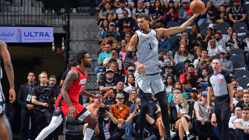 离谱到夸张！火箭两分钟内连续五次失误 马刺轰出12-0攻击波