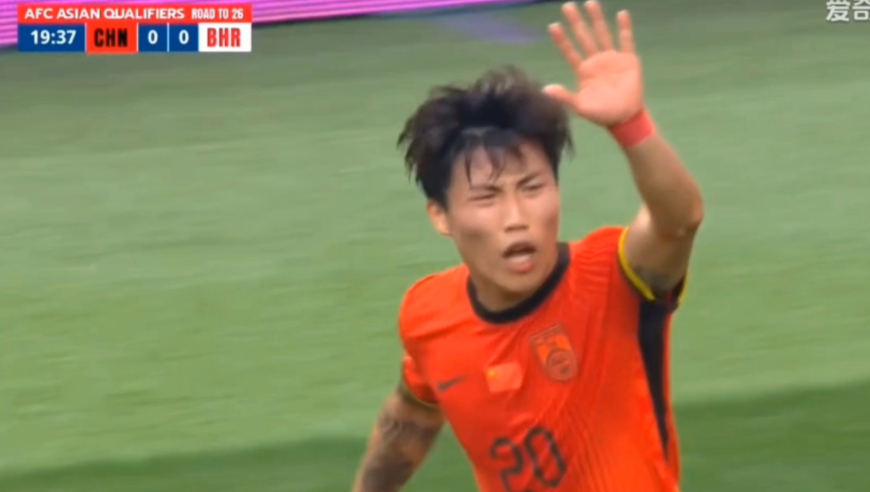 谢文能在干嘛？两次角球均开出底线只能示意我的，伊万无奈战术喝水