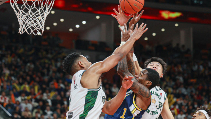 给这种人顶薪？三分10中2坑惨郭昊文，球迷：你的三分比戴了还安心