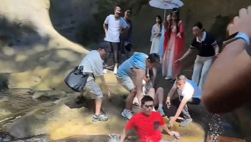 张继科拍瀑布时突然落水，游客纷纷伸手想拉住他，景区：事发九龙洞，人没事