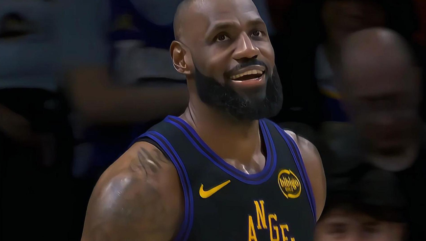 碾压！湖人斯玛特抛投 詹姆斯篮下一抢四造成犯规自己都笑了