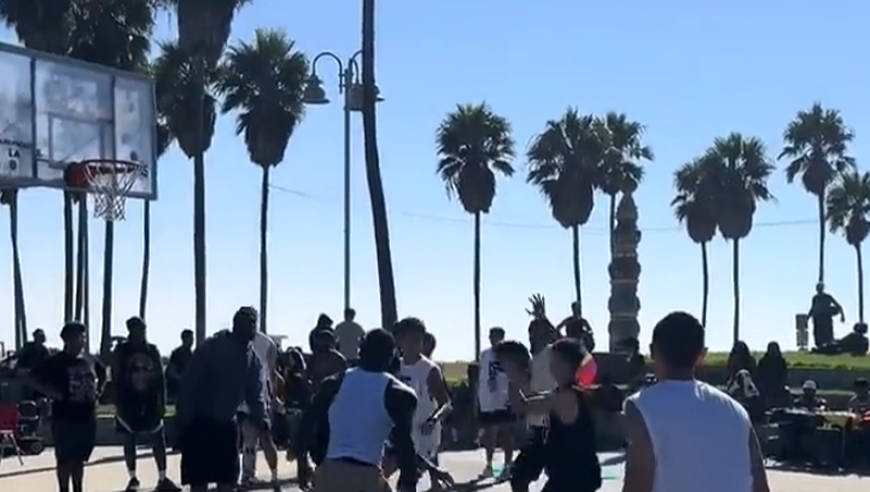 赵继伟美国度假仍不忘训练！参加西海岸野球场比赛，助攻能力拉满