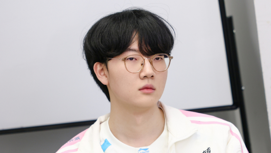 Viper晒照片惹争议，把BLG队服当脚垫，引起大量粉丝不满