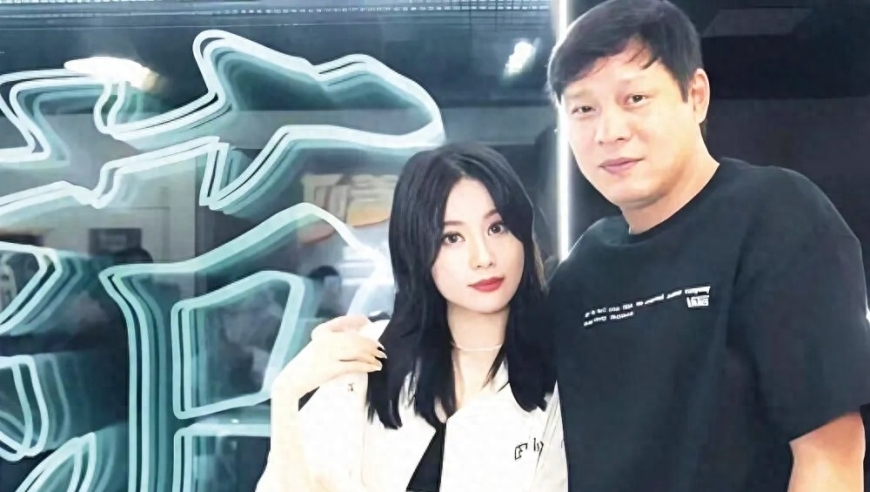 范志毅27岁高学历女儿订婚申花门将！甜晒坐腿照，网友：果然逃不过“足球基因”！