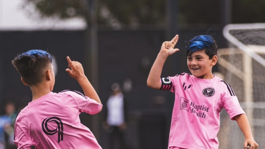 梅西小儿子的夺冠庆祝照，揭开两段真挚友谊，球王太平易近人