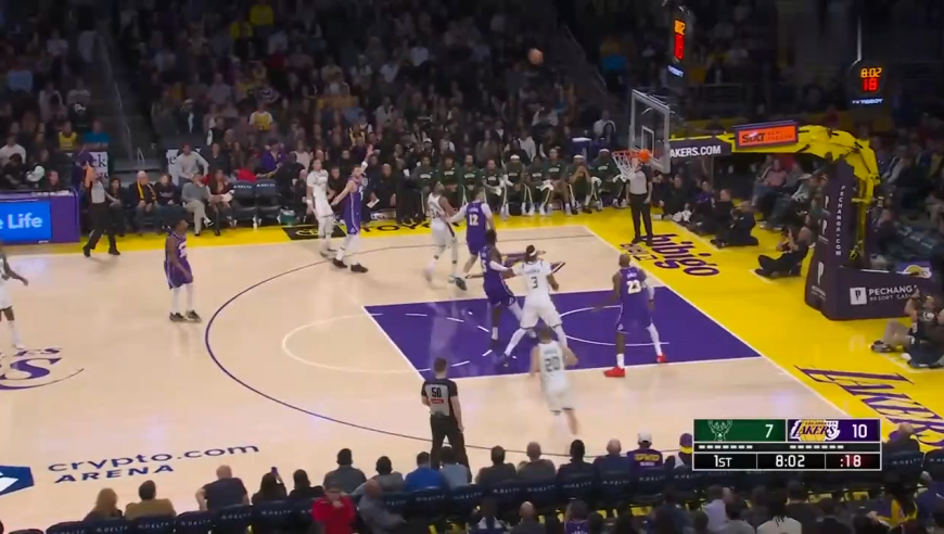 詹姆斯这球太炸裂了！雄鹿众将看傻眼，全场球迷疯狂欢呼