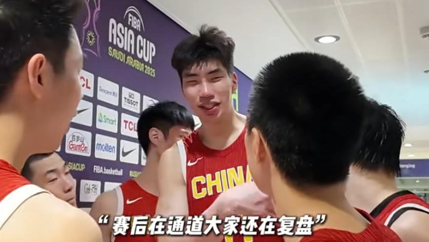 男篮赛后通道太感动！赵睿安抚自责的廖三宁雷蒙，全队鼓掌王俊杰