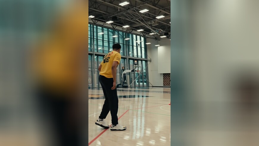 恢复神速，哈利伯顿跟腱断裂后22周已能完成单手振臂扣篮