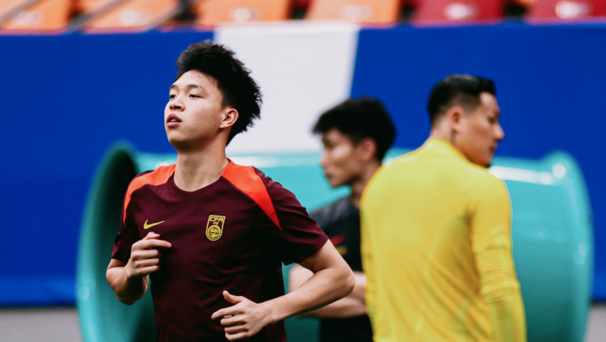 太遗憾！王钰栋门前五米打飞必进球，遗憾错过国足生涯处子球！
