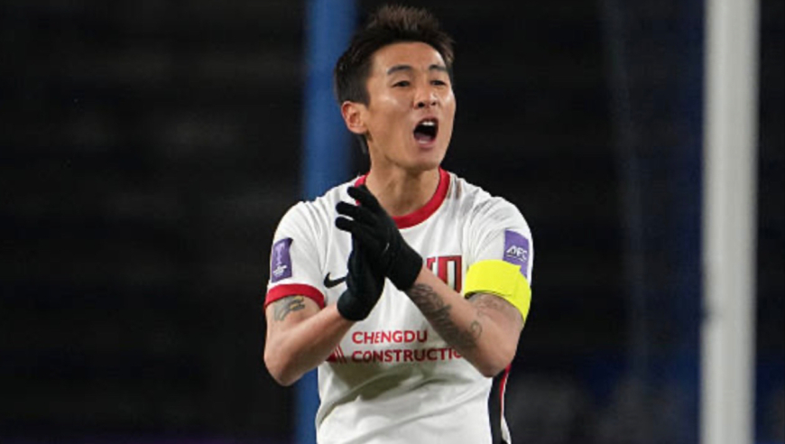 超级巨大低级失误！日本门将停球送礼，韦世豪不惜受伤风险铲射破门