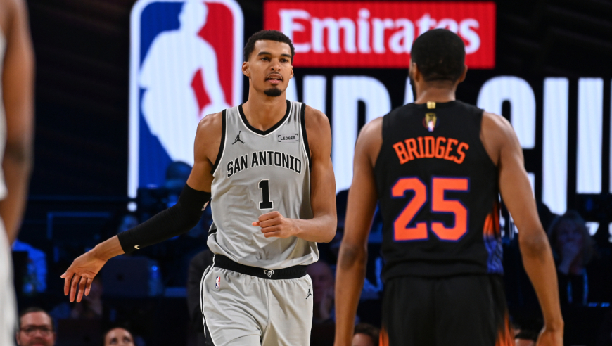 少林武僧！瓦塞尔将球高高抛向空中 文班亚马空接背扣太震撼