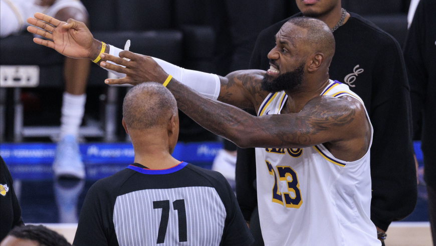 赛帧 | 詹姆斯不止直奔通道！摊手要规全然不顾4打5 正负值-33最显眼