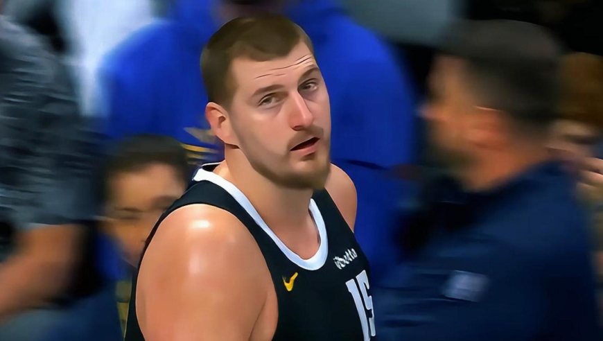 压哨犯规！阿门汤普森最后0.1秒造成约基奇防守犯规累计第四犯