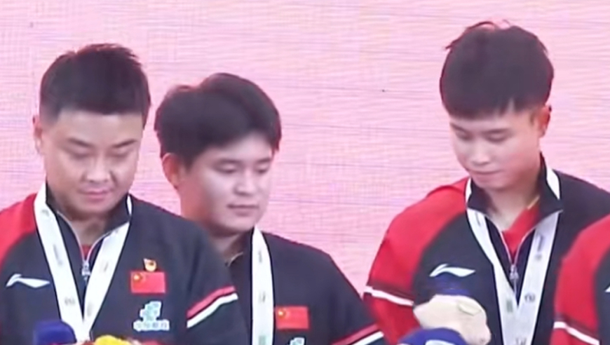林诗栋有事真藏不住！连续三次被鲜花与吉祥物熏呕，这次糗大了！
