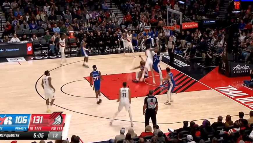 杨瀚森上来就得分!裁判判罚引争议!回顾杨瀚森对阵76人最后五分钟表现