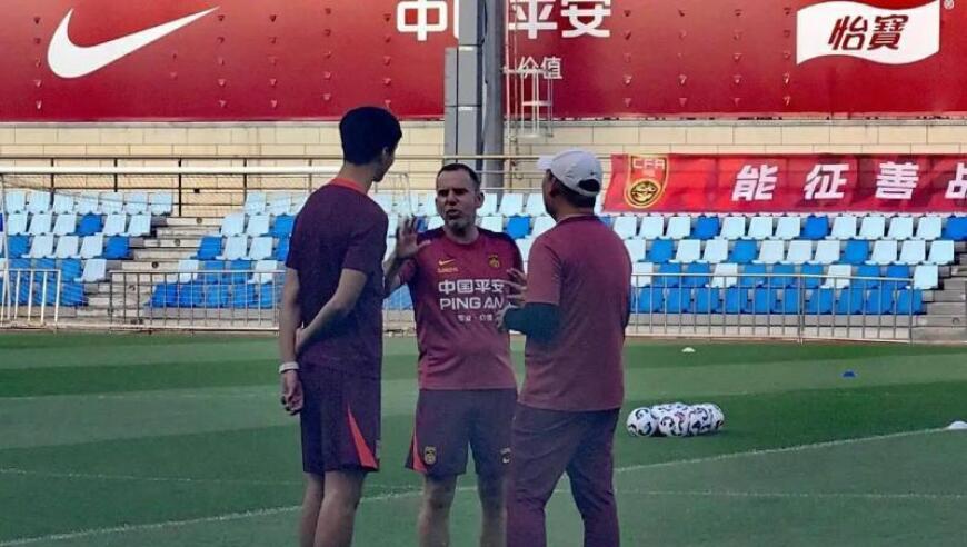 国足新帅回应队长人选：不一定是最优秀球员，但必须是球场上的教练