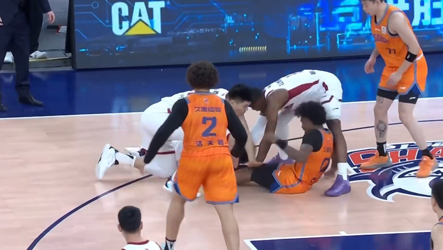 迪亚洛和洛夫顿身体接触险些引发群殴 山西主帅冲入场内愤怒抱怨吃T