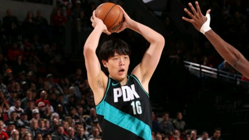 存在感十足！杨瀚森战独行侠第三节登场5分钟 正负值仍为正值