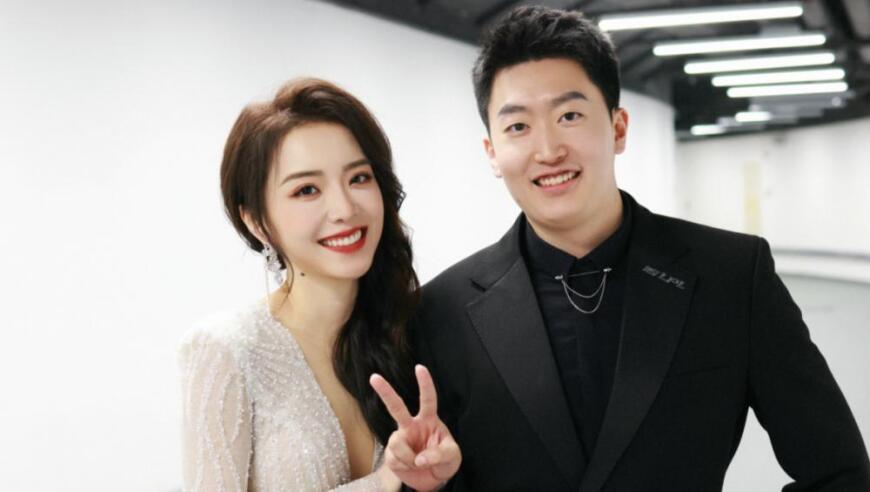 LPL当家男解说与花旦女主持人喜报好孕，九年长跑，终于开花结果