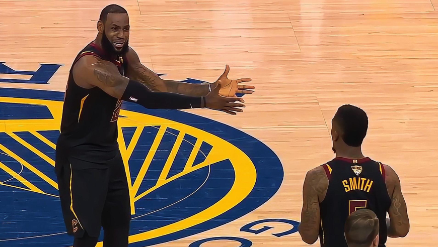 NBA名场面：JR史密斯抢到篮板却远离篮筐 詹姆斯气到无语全过程