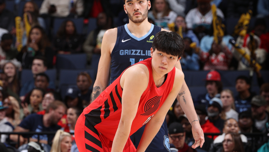 这球太漂亮了！杨瀚森低位丝滑转身秀晕扎克伊迪直接完成隔扣