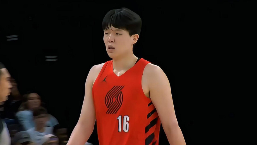 真扛不住！杨瀚森被扎克伊迪抢到篮板 又被对手打成2+1四犯下场