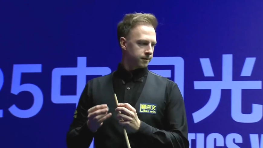 世界第一稳定发挥！特鲁姆普单杆130分不忘表演，5-1首轮过关