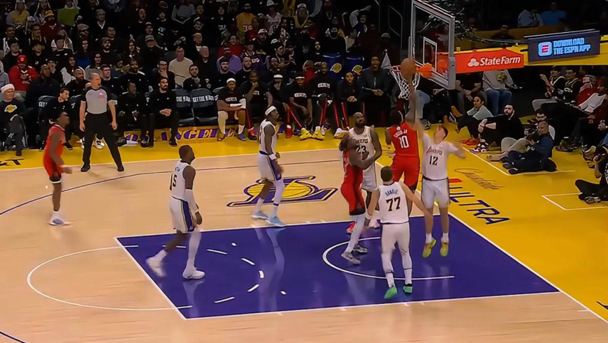 拳怕少壮！火箭小贾阿门联手冲击湖人防线 詹姆斯逐渐力不从心