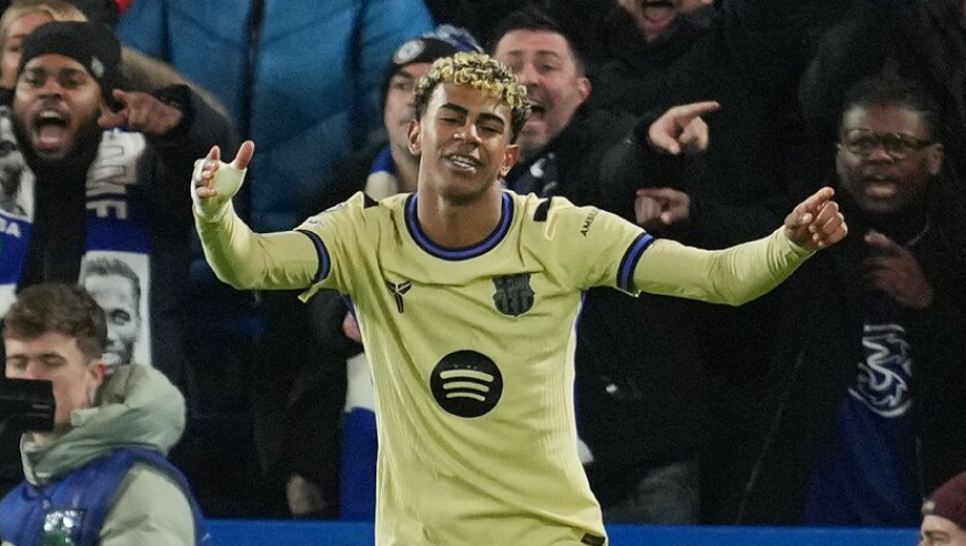 俩小孩哥两重天！亚马尔被换下黑脸摇头无奈，切尔西新星一条龙破门