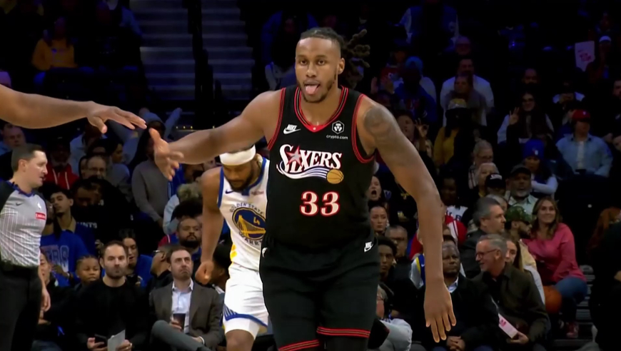 残阵大爆发！穆迪连轰8分助无库里巴特勒的勇士轰出10-0打停76人