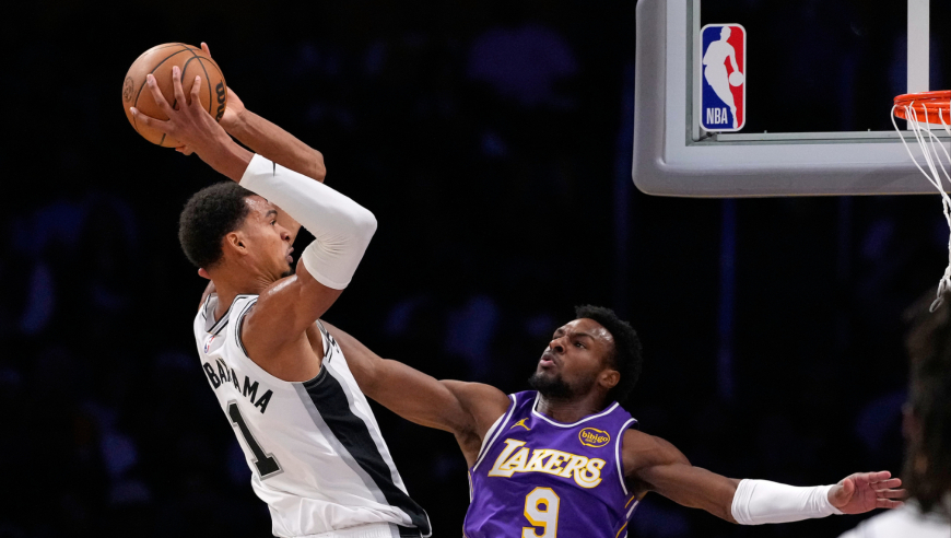 6日NBA官方十佳球：文班亚马死亡隔扣布朗尼 弗拉格滑翔暴扣