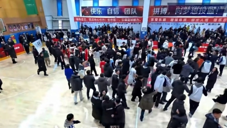 耐高山东赛区决赛发生百人大冲突：家长冲入球场内与球员互殴