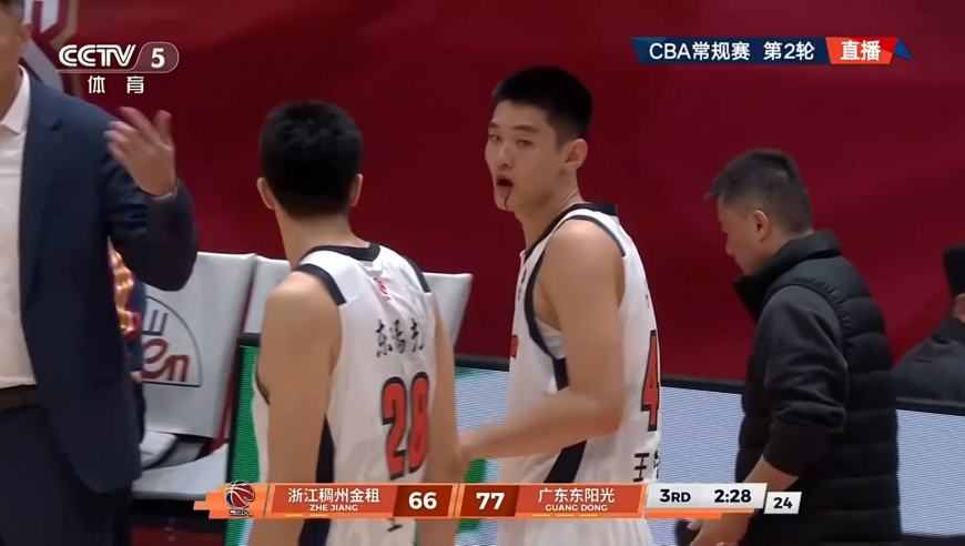 太拼！张洪硕晃开胡明轩双手暴扣 王洪泽嘴角被打出血杜峰投诉未果