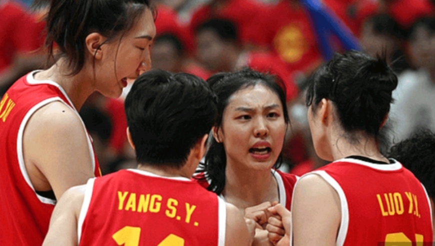 中国女篮颜值担当！四战8中2得5分，丢掉看家本领，三朝元老成花瓶