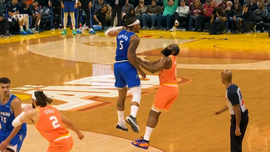 骑士哈登vs魔术半场22分集锦：两次晃晕对手 撤步压哨3+1强到离谱