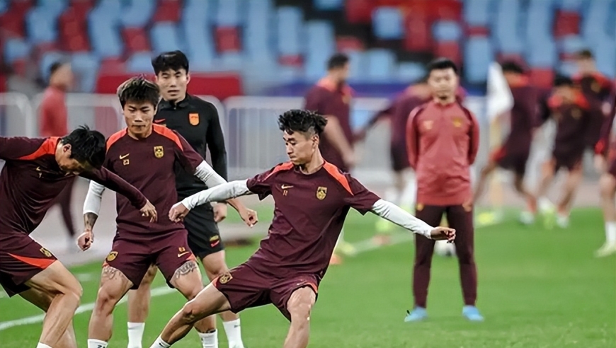 振奋人心！中国男足逼平身价十亿豪门，天才中锋爆发，给U23做出榜样