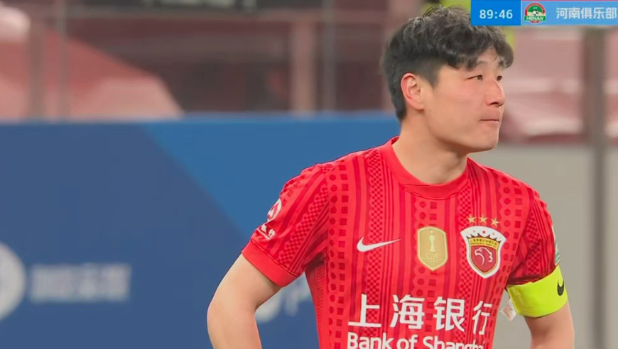 被裁判黑？慢镜看海港两度扳平均被秒吹，武磊傻眼主帅暴怒