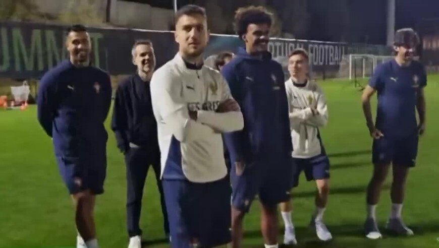 C罗挑战机器人守门员，射门频频被挡出，最后抓住漏洞进球