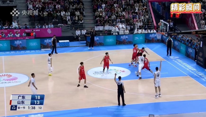 太搞笑！广东空位三分连续不中 杜润旺投篮后篮板直接弹回自己手里